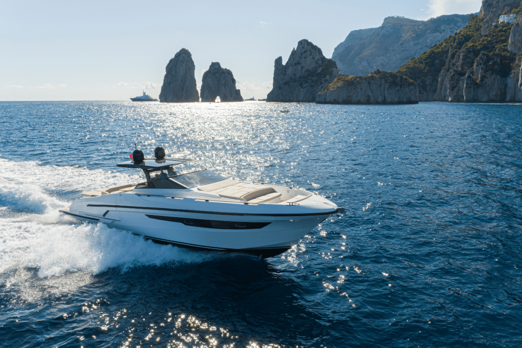 un bateau naviguant sur la mer