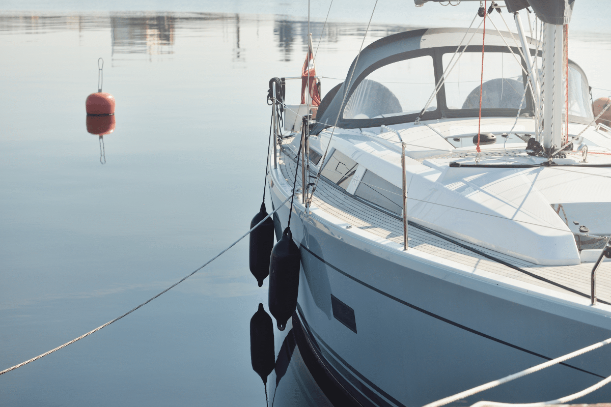Voilier moderne blanc amarré à une jetée dans une marina