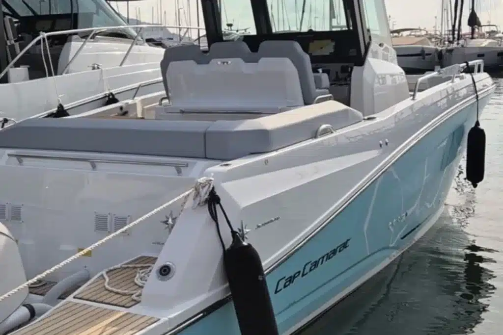 Covering de la coque d'un bateau dans le Var