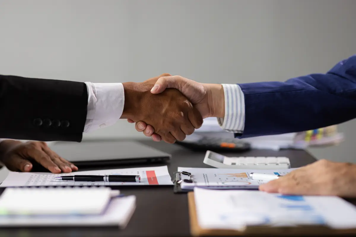 deux personnes qui ont négocié le prix d'un bateau à moteur