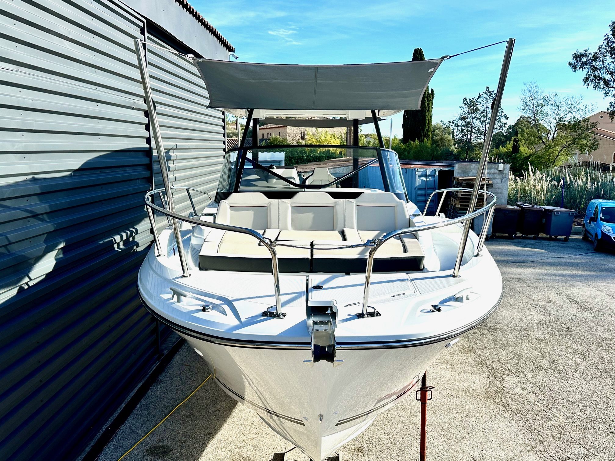 Vue de l’étrave et du pont avant du Cap Camarat 9.0 WA Série 2