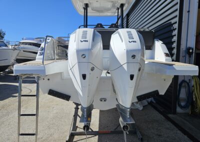 Vue arrière avec double moteur hors-bord du Cap Camarat 9.0 WA Série 2
