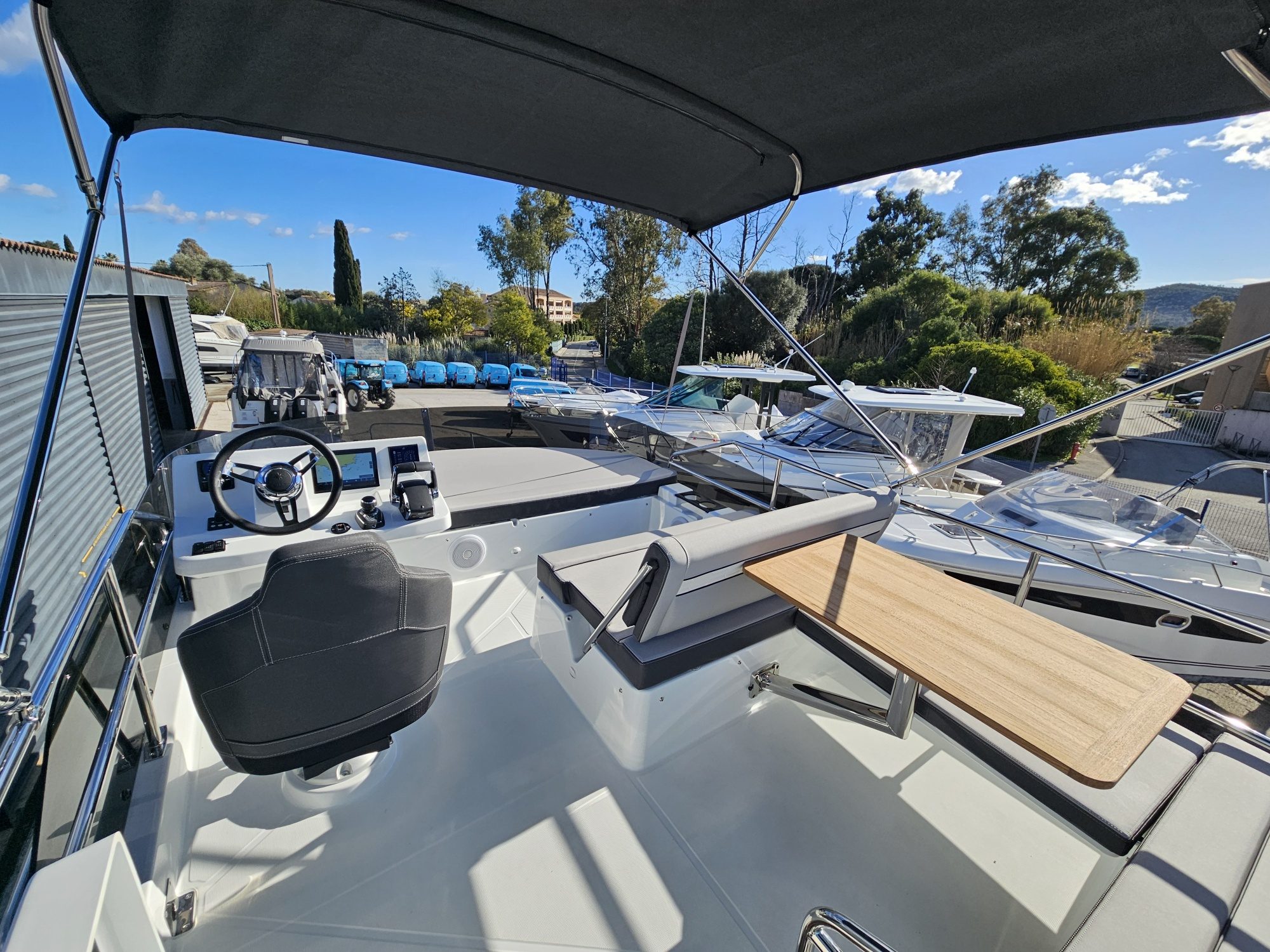 Poste de pilotage et espace repas sur le flybridge du Merry Fisher 1095 Fly Série 2