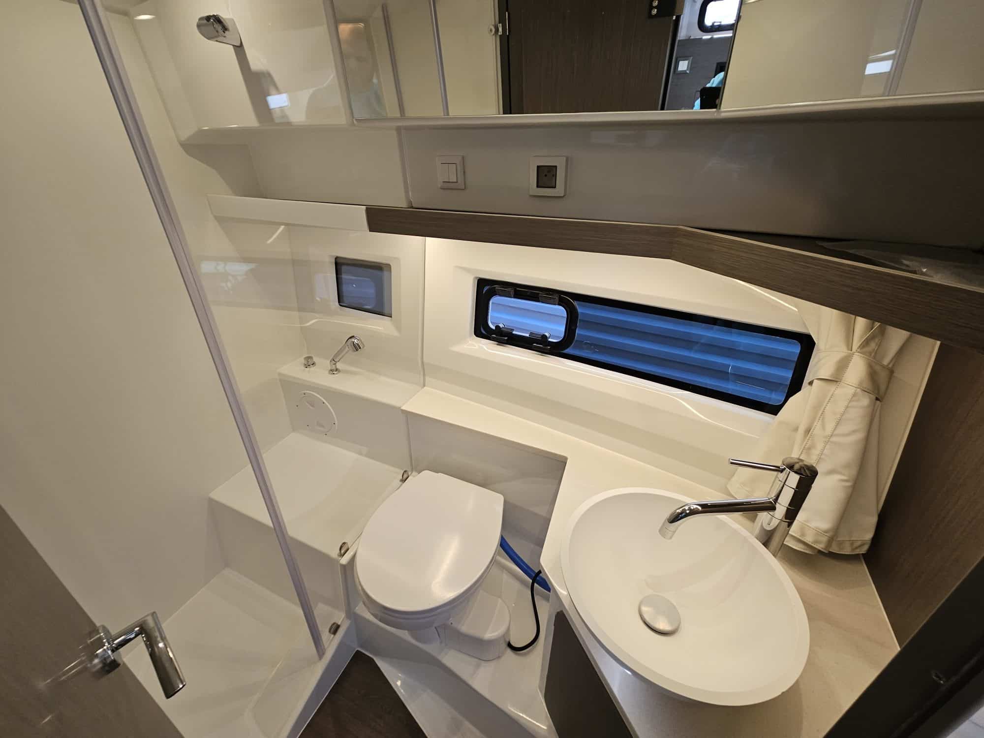 Salle de bain avec douche, lavabo et WC du Merry Fisher 1095 Fly Série 2