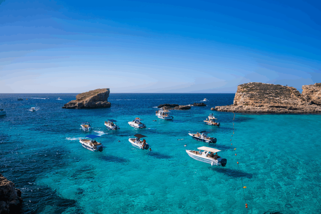 Bateaux de plaisance mouillent dans l'eau turquoise de Blue Lagoon