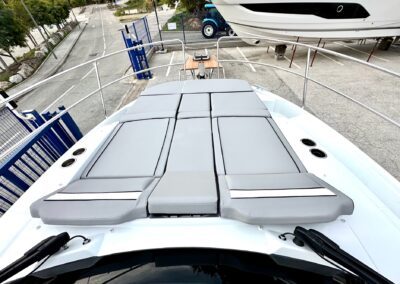 Bain de soleil avant du Merry Fisher 895 avec coussins modulables