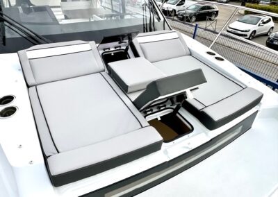 Bain de soleil modulable du Merry Fisher 895 avec dossier relevable