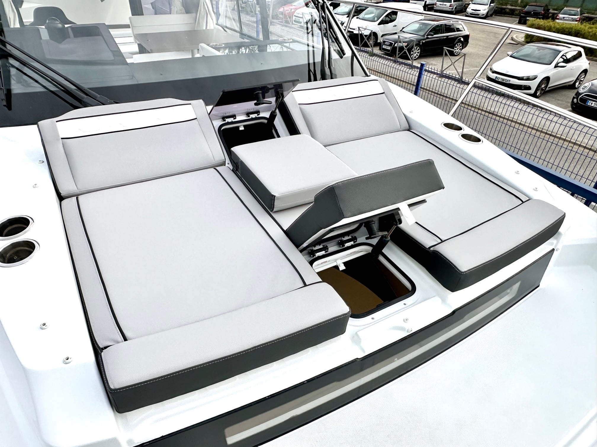 Bain de soleil modulable du Merry Fisher 895 avec dossier relevable