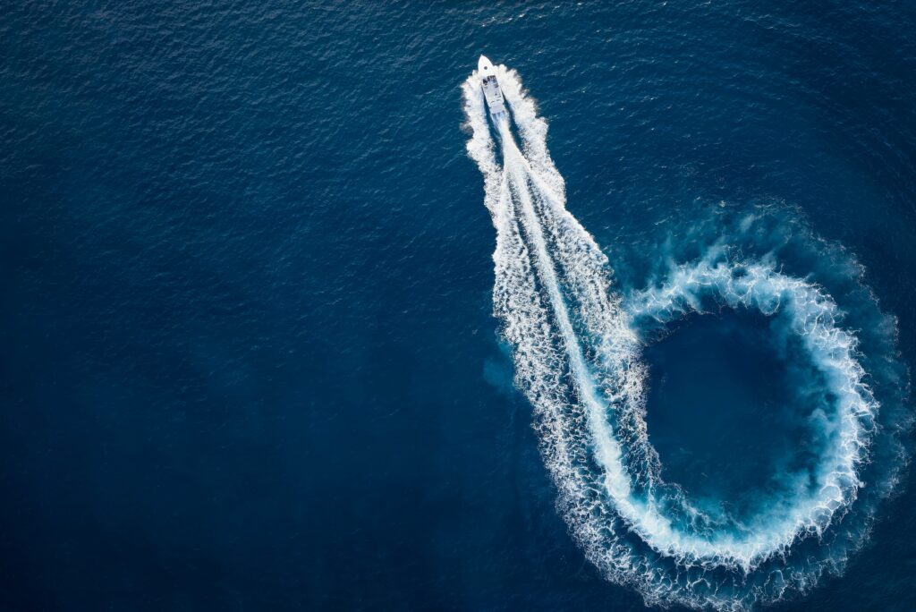 Trajectoire bateau luxe sur la mer en été