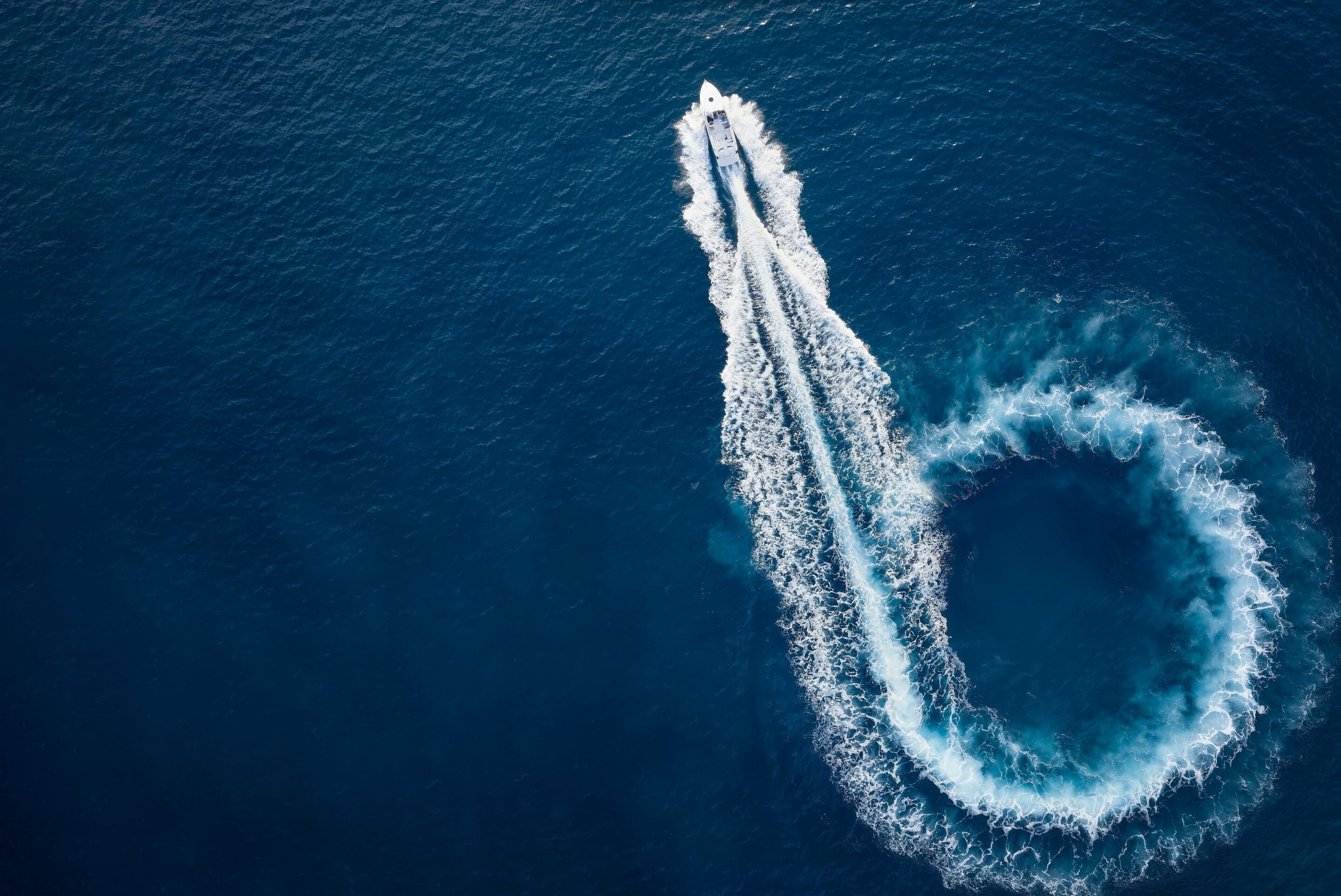 Trajectoire bateau luxe sur la mer en été Trajectoire bateau luxe sur la mer en été