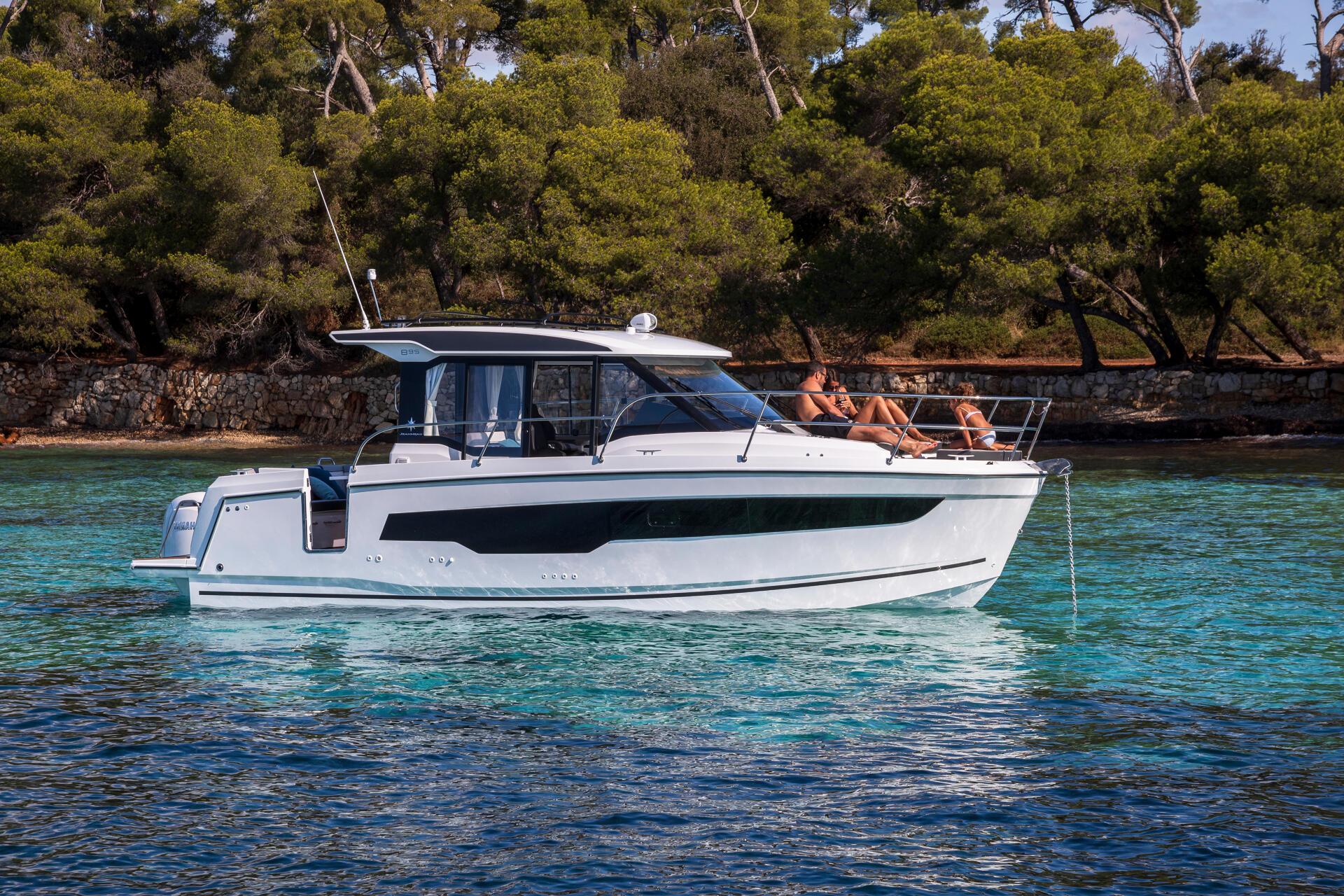 Bateau Merry Fisher 895 naviguant sur une eau turquoise avec des passagers à bord