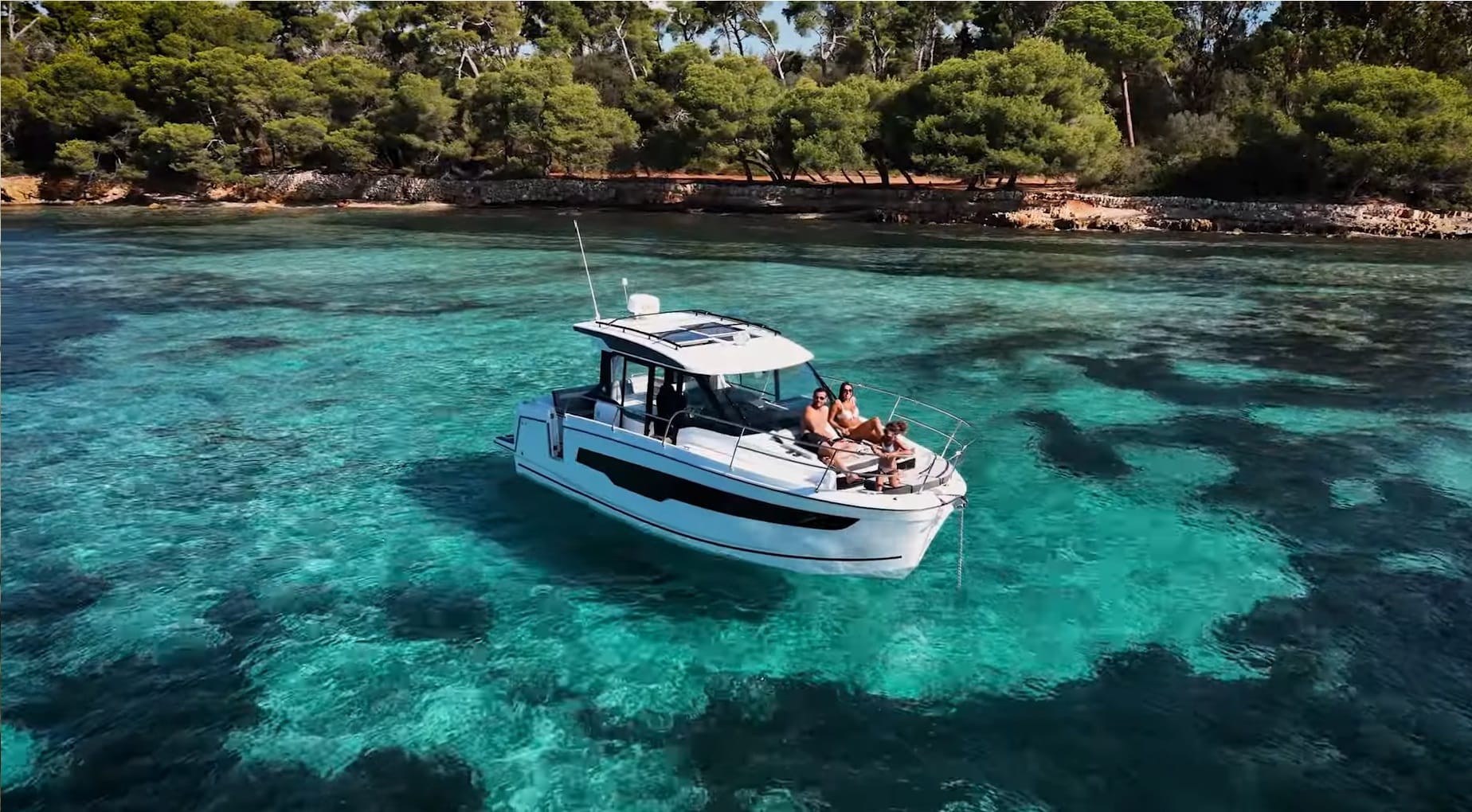 Merry Fisher 895 naviguant sur une eau turquoise avec des passagers à bord