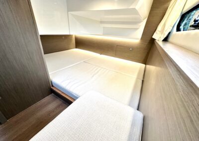 Cabine arrière du Merry Fisher 895 avec lit double et éclairage indirect