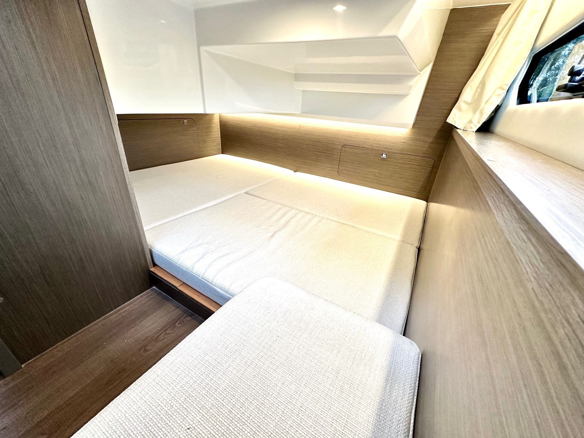 Cabine arrière du Merry Fisher 895 avec lit double et éclairage indirect
