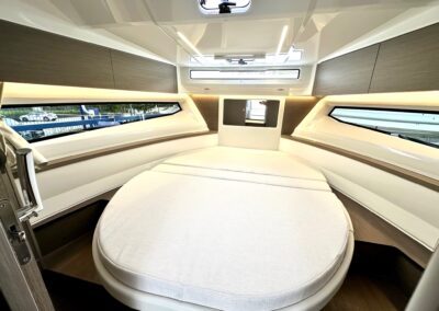 Cabine avant du Merry Fisher 895 avec lit double et éclairage intérieur