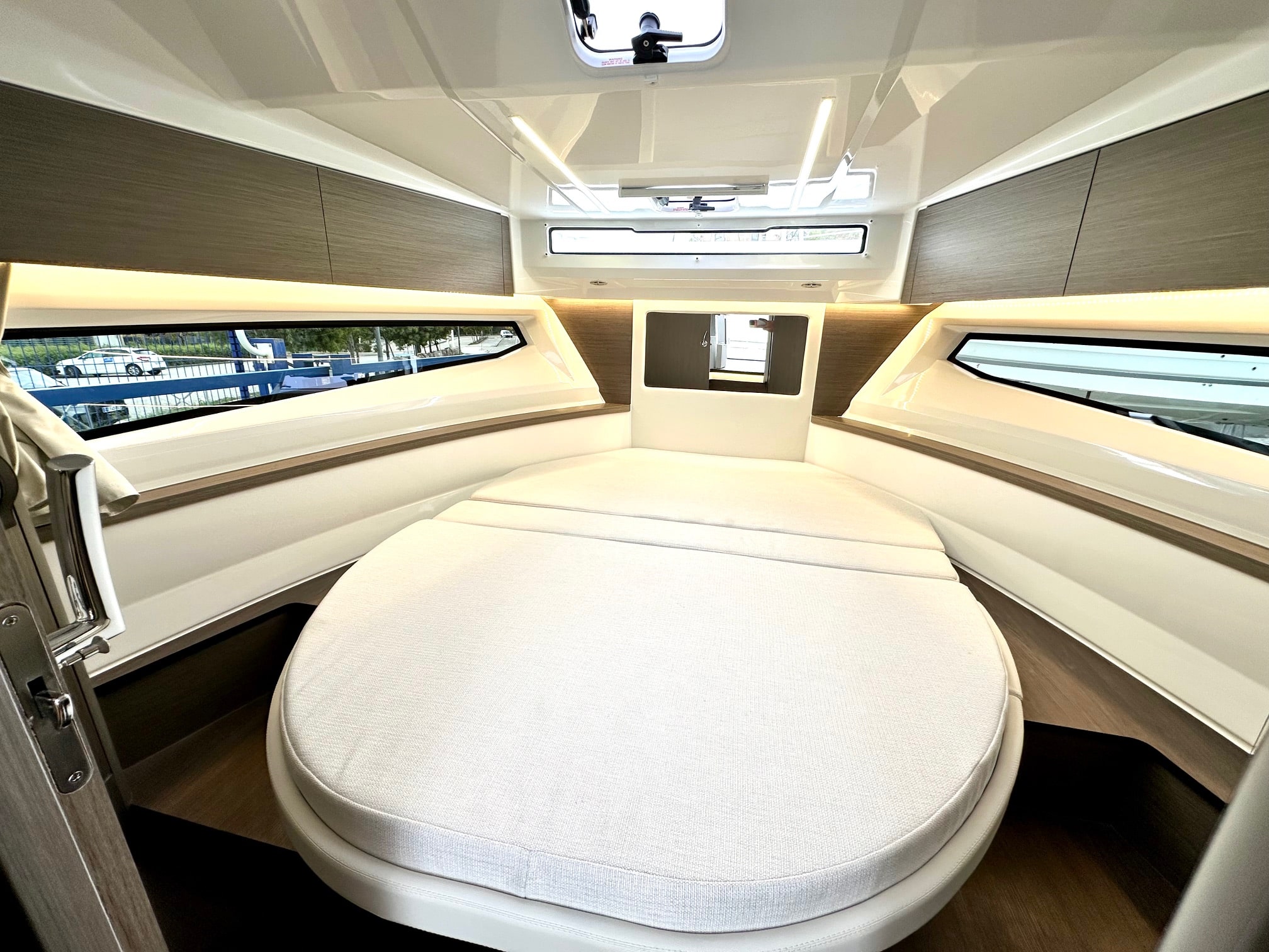 Cabine avant du Merry Fisher 895 avec lit double et éclairage intérieur