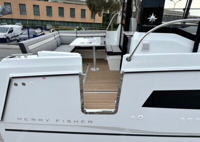 Cockpit arrière du Merry Fisher 895 avec banquettes et table centrale