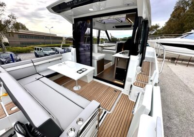 Vue du cockpit extérieur du Merry Fisher 895 ouvert sur le salon intérieur