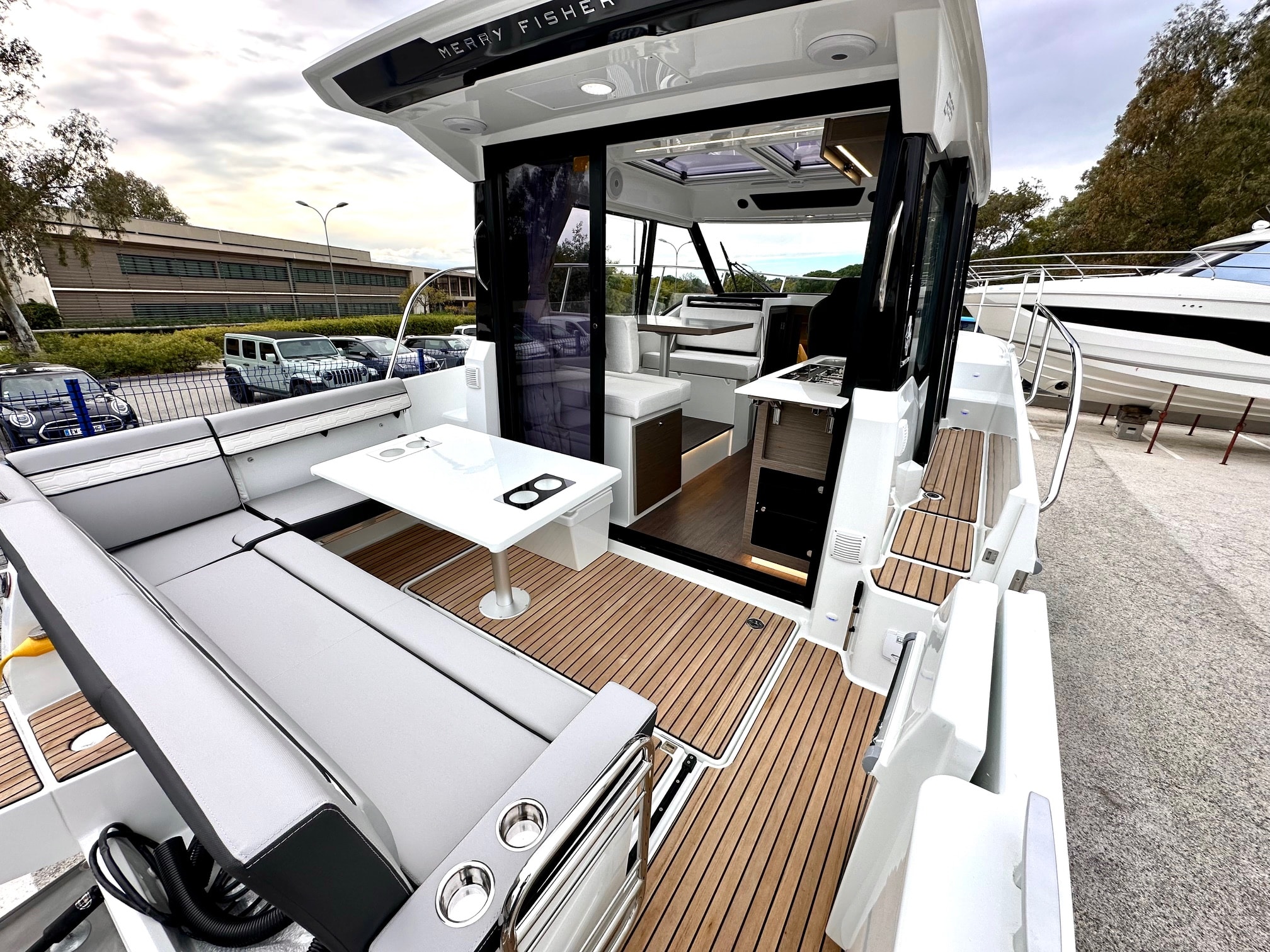 Vue du cockpit extérieur du Merry Fisher 895 ouvert sur le salon intérieur