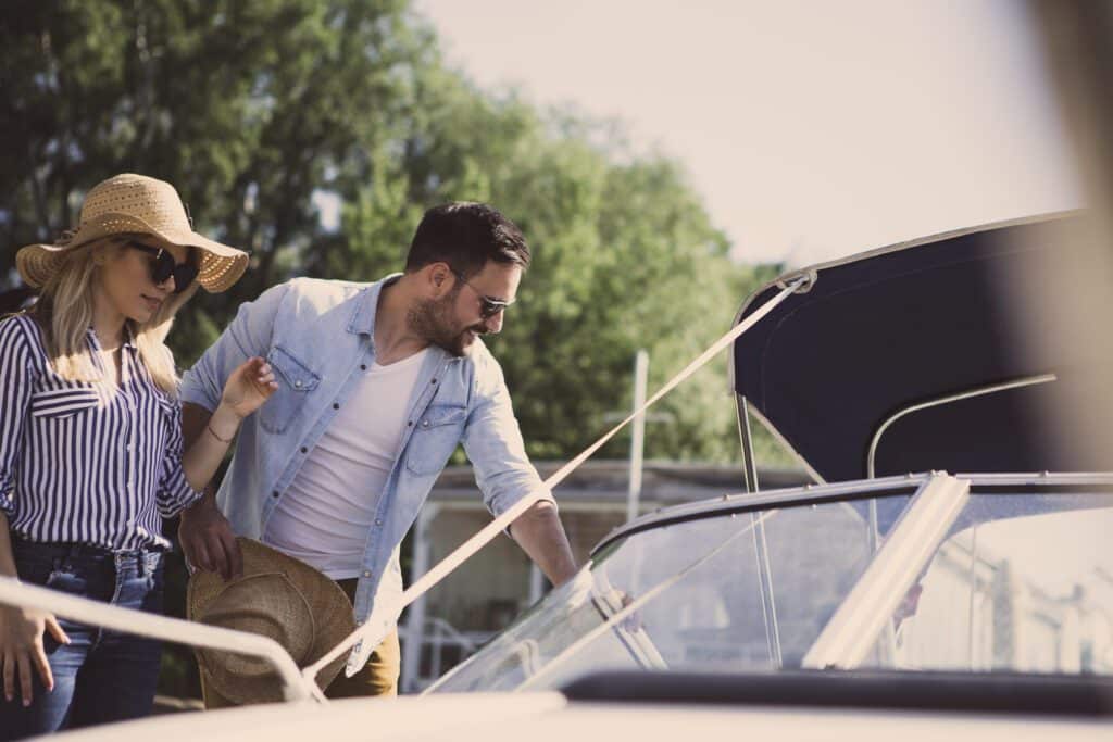 Couple cherchant à acheter un bateau d'occasion