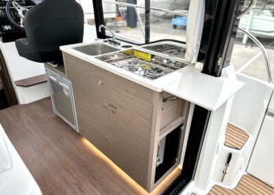 Cuisine du Merry Fisher 895 avec évier, réchaud et rangements