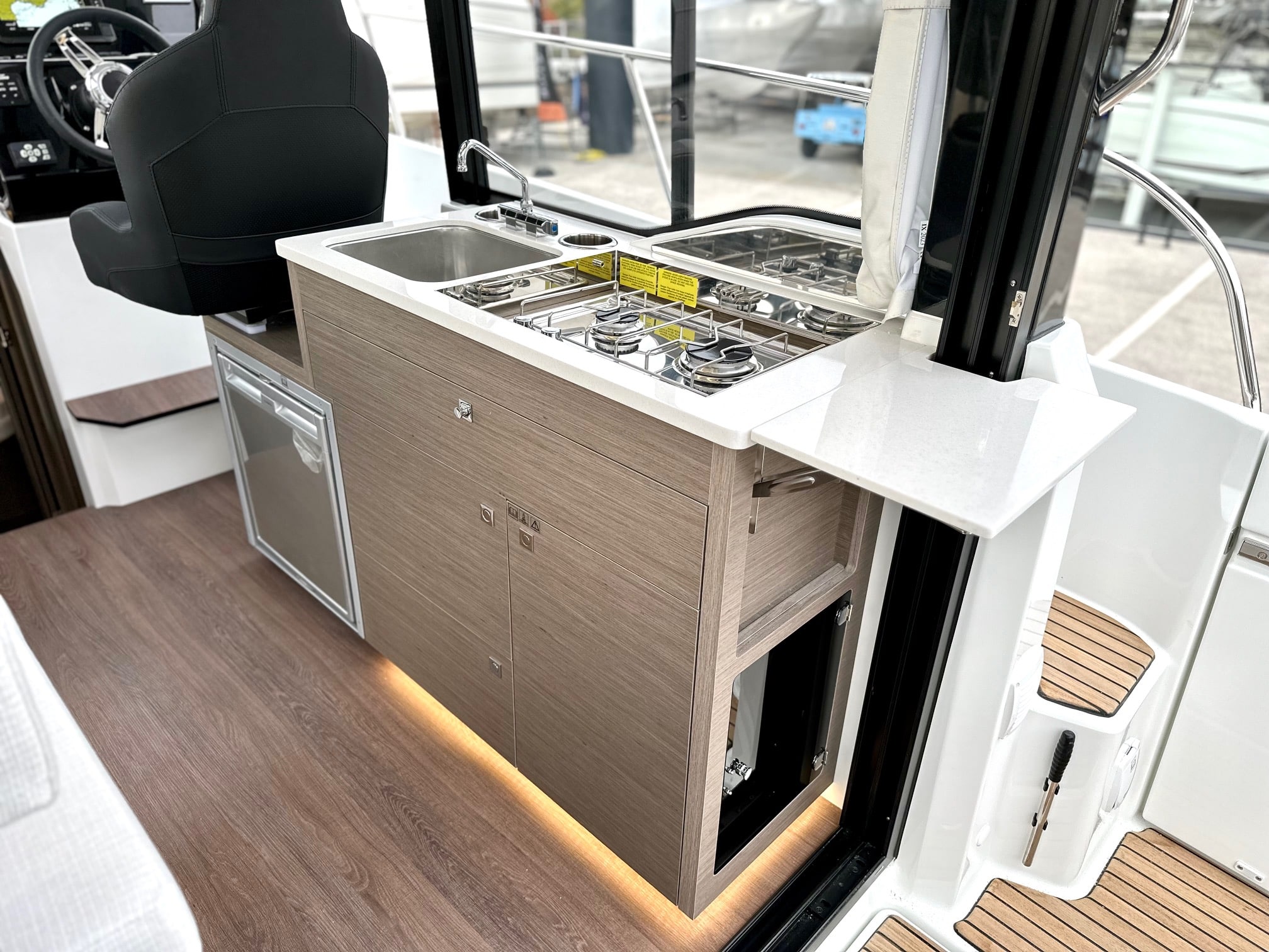Cuisine du Merry Fisher 895 avec évier, réchaud et rangements