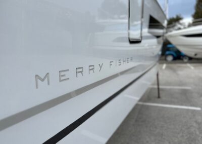 Détail de la coque du Merry Fisher 895 avec logo du modèle