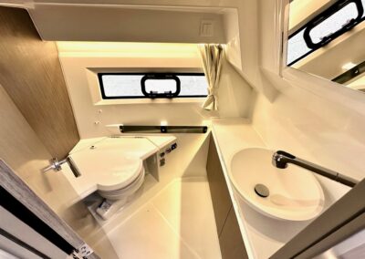 Salle de bain du Merry Fisher 895 avec toilettes et lavabo compacts