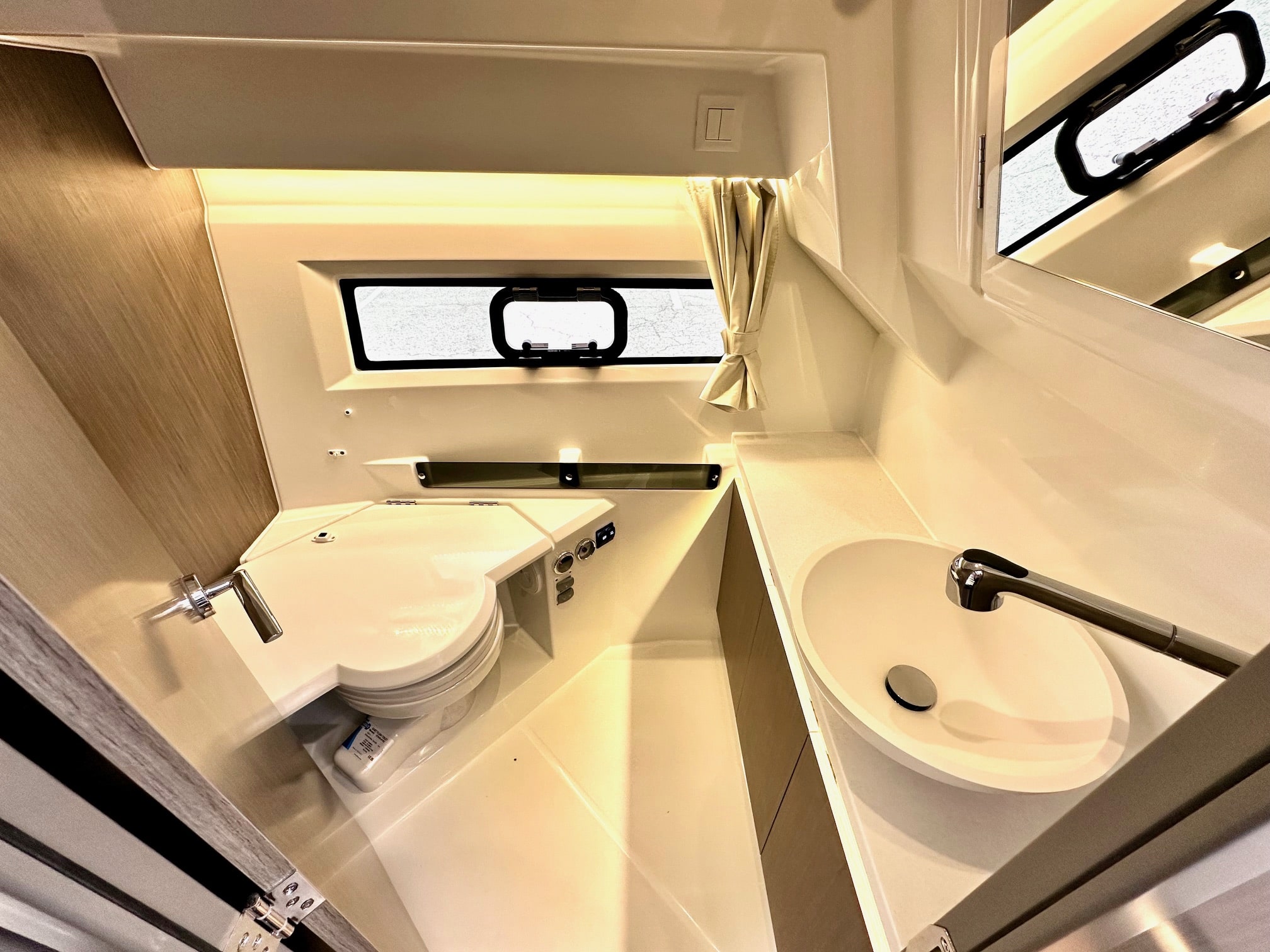 Salle de bain du Merry Fisher 895 avec toilettes et lavabo compacts