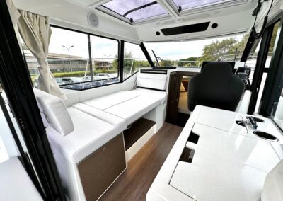 Salon intérieur du Merry Fisher 895 avec banquette et cuisine équipée