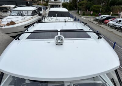 Vue du toit du Merry Fisher 895 avec panneaux vitrés et équipements
