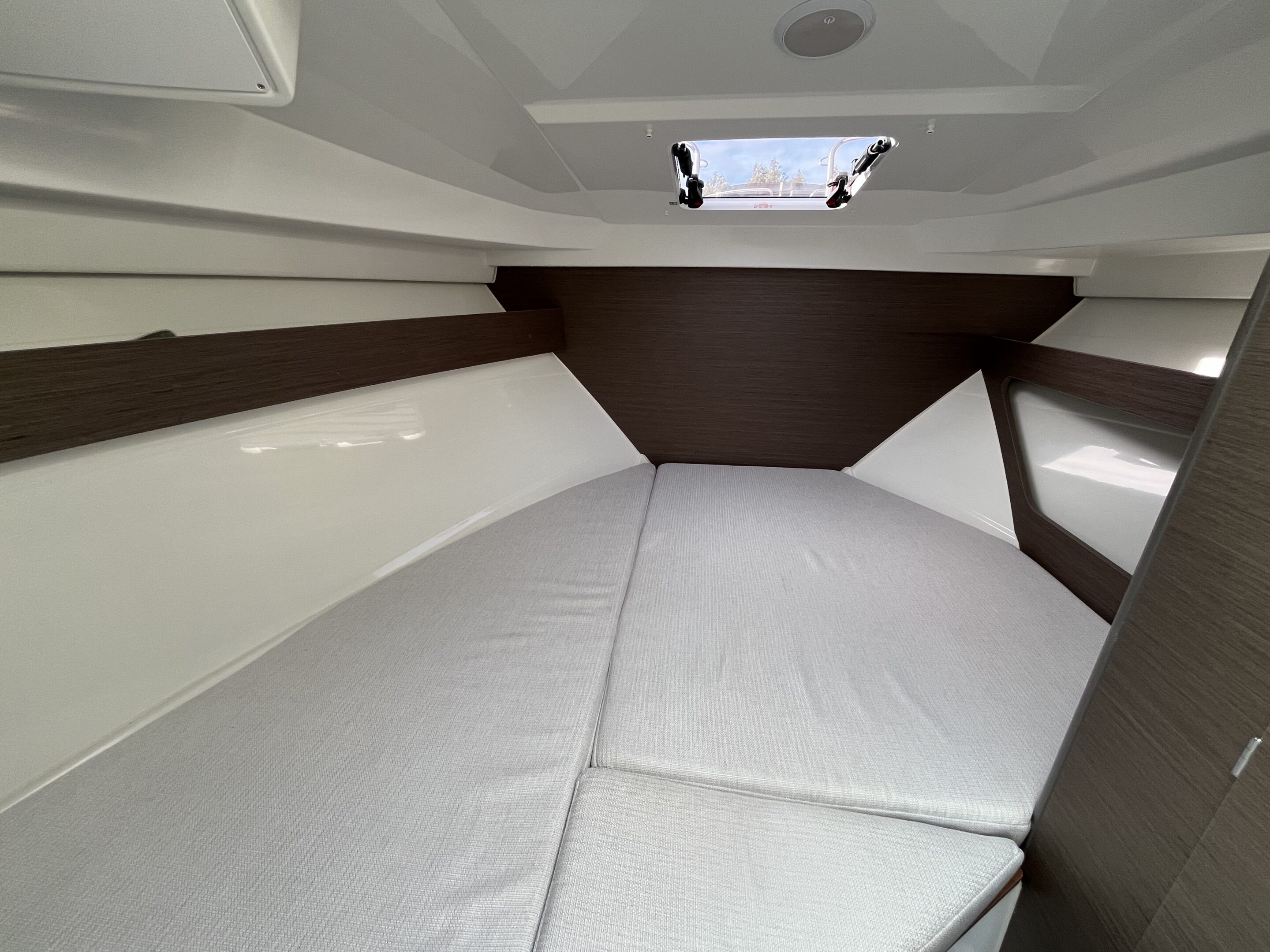 Cabine avant du Merry Fisher 795 Série 2 avec couchage double