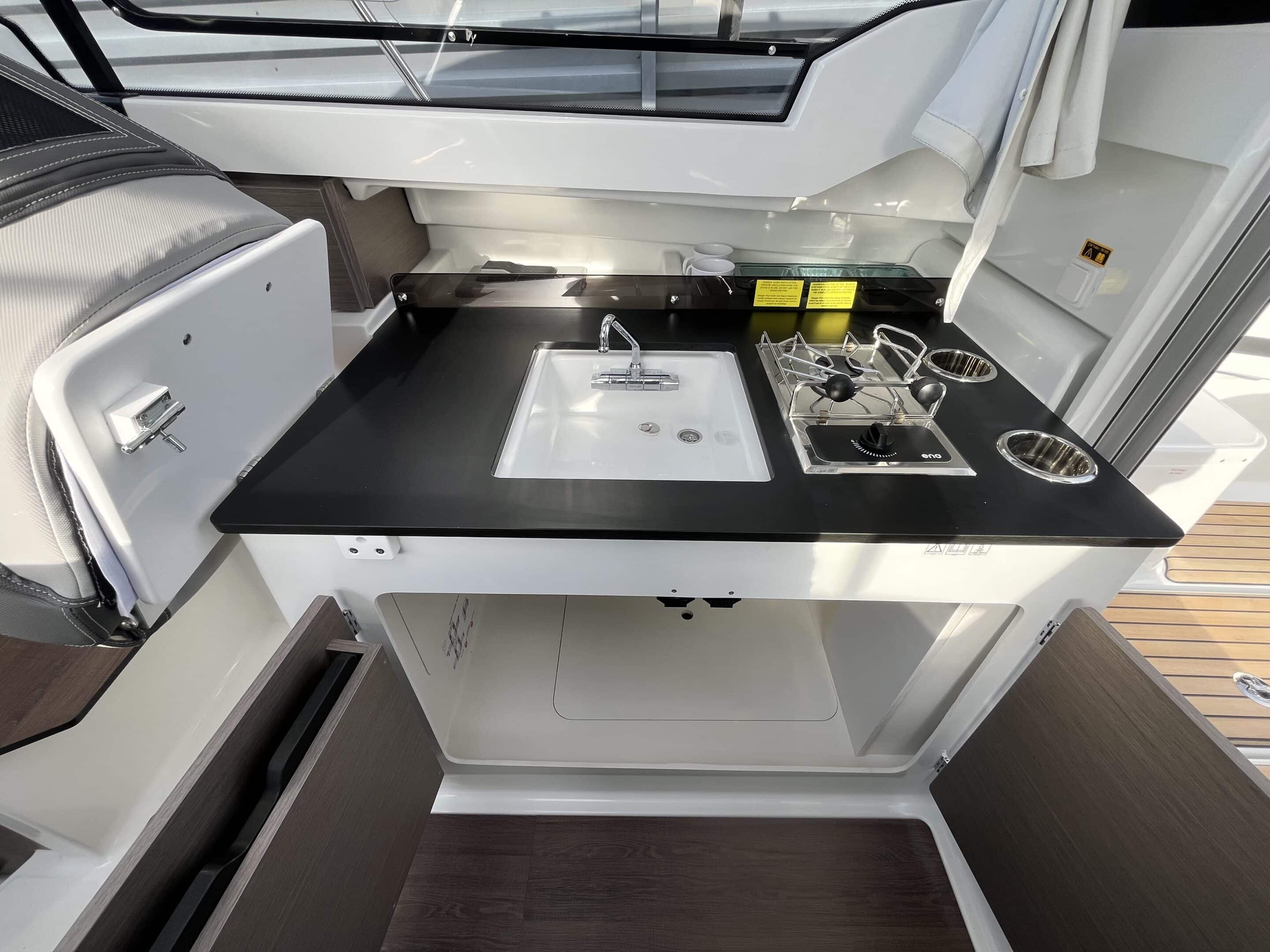 Plan de travail avec évier et réchaud dans le Merry Fisher 795 Série 2