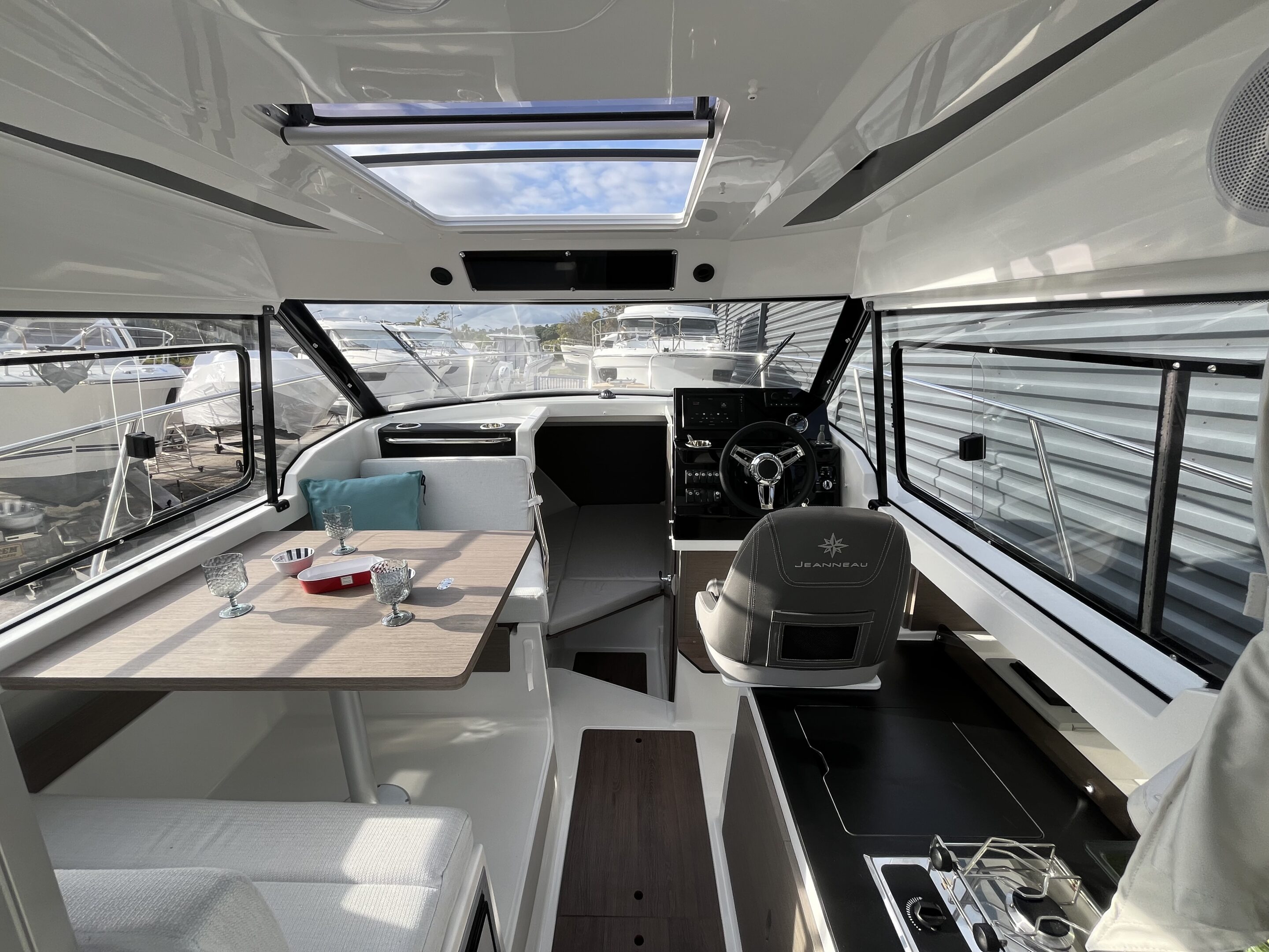 Vue intérieure du Merry Fisher 795 Série 2 avec poste de pilotage et coin repas