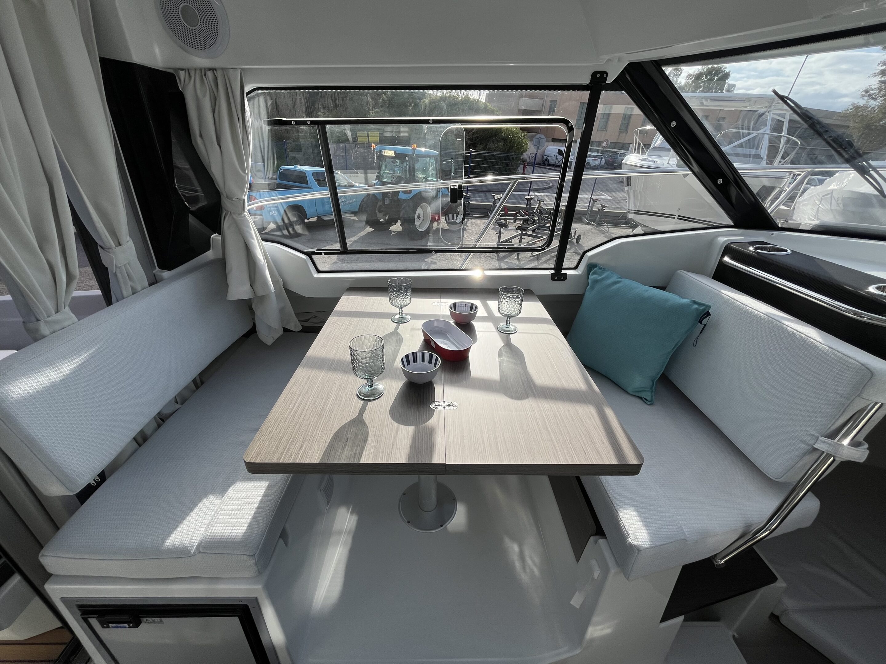 Salon intérieur lumineux du Merry Fisher 795 Série 2 avec table et assises