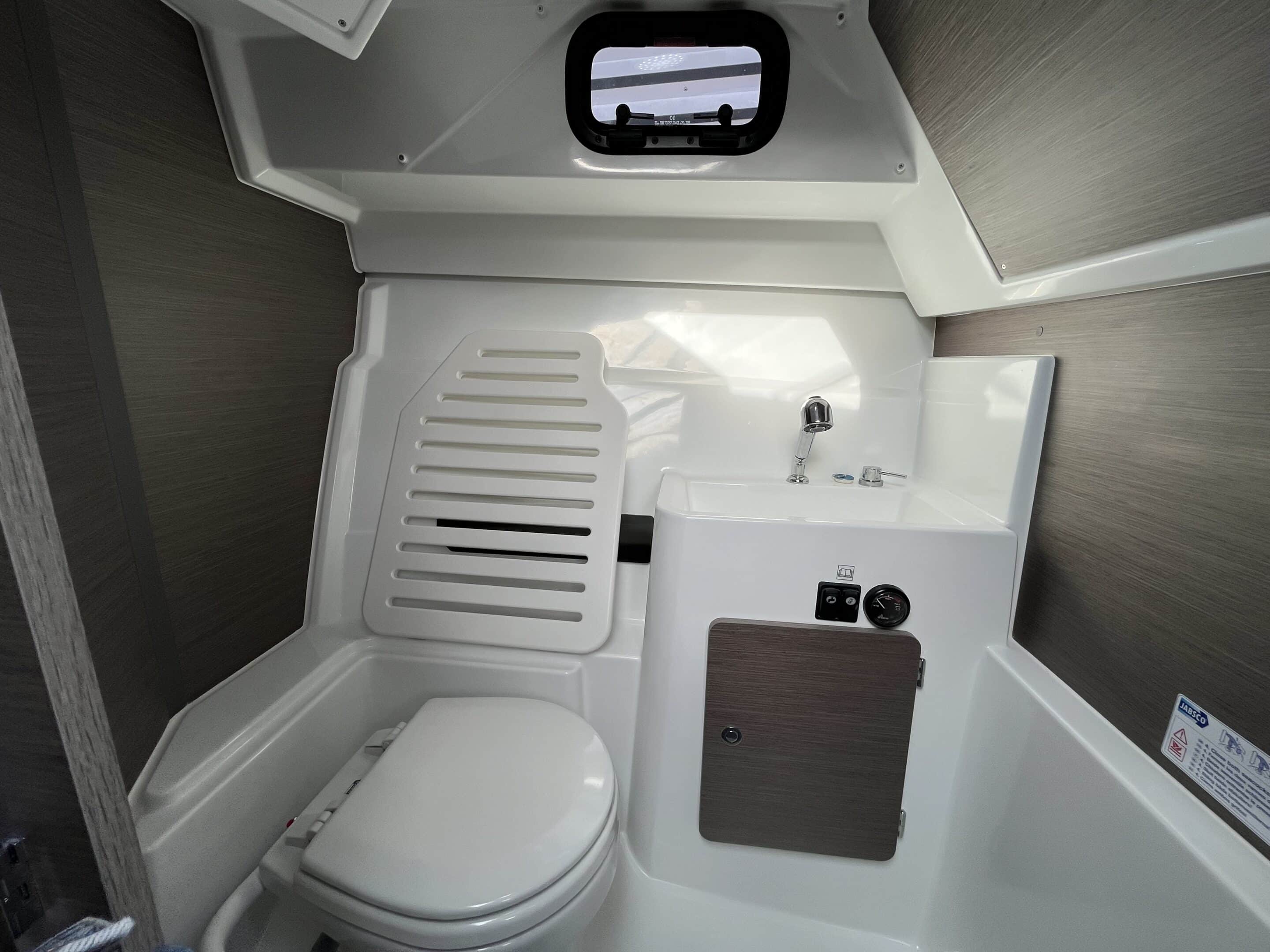 Salle d’eau du Merry Fisher 795 Série 2 avec toilettes marines et lavabo