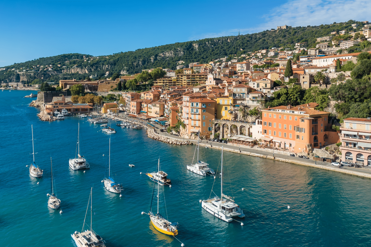 pourquoi acheter son bateau sur la Côte d’Azur Vue Aérienne de la ville pittoresque de Villefranche-sur-Mer