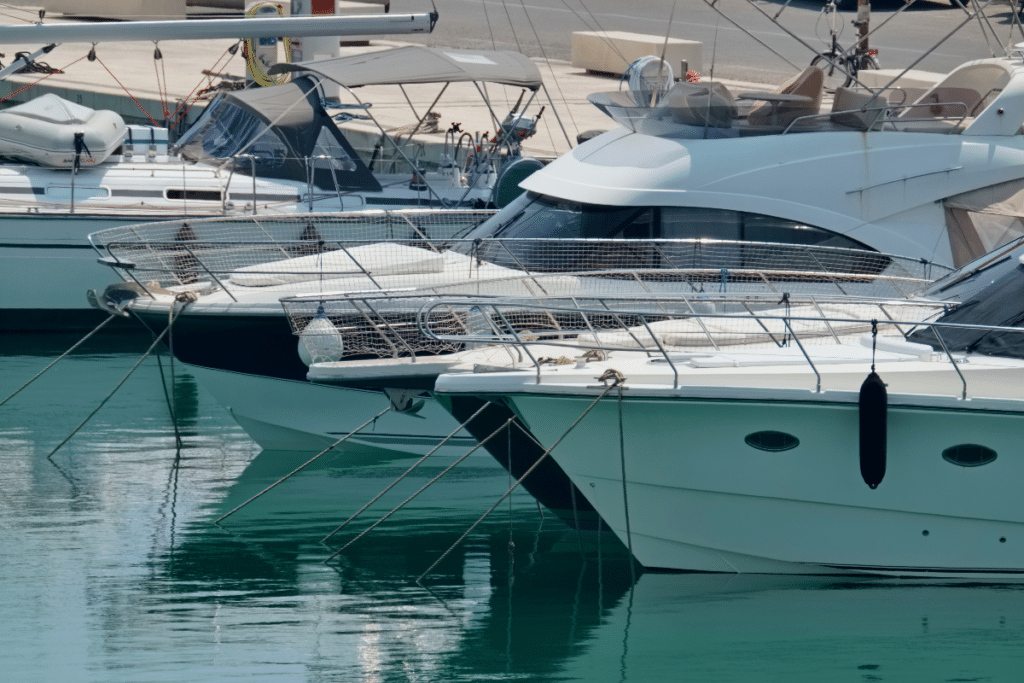 Des bateaux à moteur amarrés dans le port