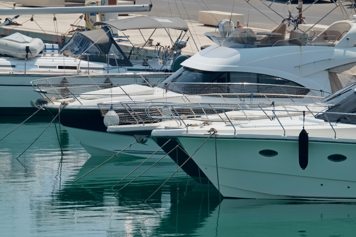 Trouver une place de port sur la côte varoise Des bateaux à moteur amarrés dans le port